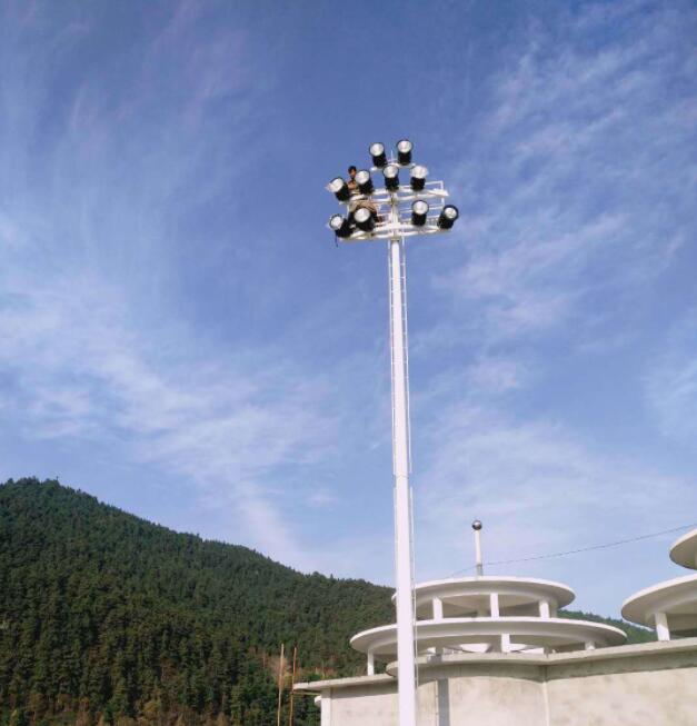 Apakah ketinggian lampu tiang tinggi dan berapa banyak lampu LED yang digunakan untuk memadankannya masing-masing?